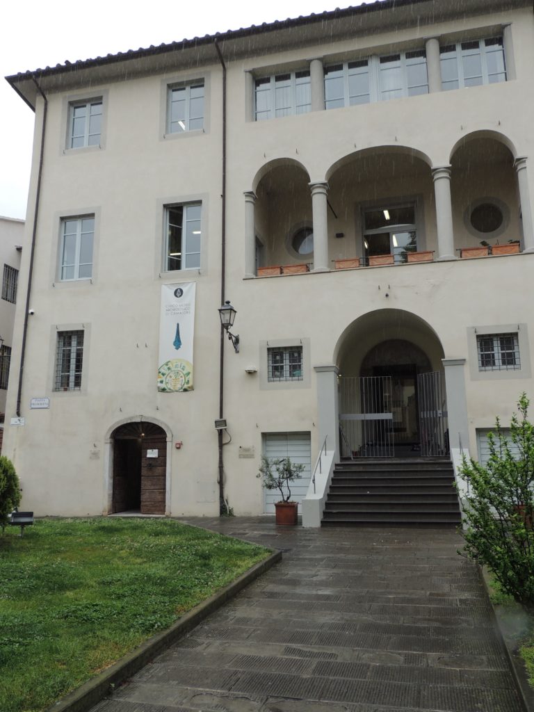 Questa immagine ha l'attributo alt vuoto; il nome del file è Palazzo-T.Museo-biblioteca-Camaiore-768x1024.jpg